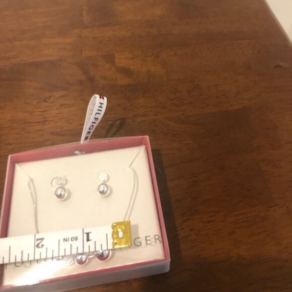 Tommy Hilfiger Silver Tone Pearl Earrings And Necklace Set NWT - Picture 8 of 9